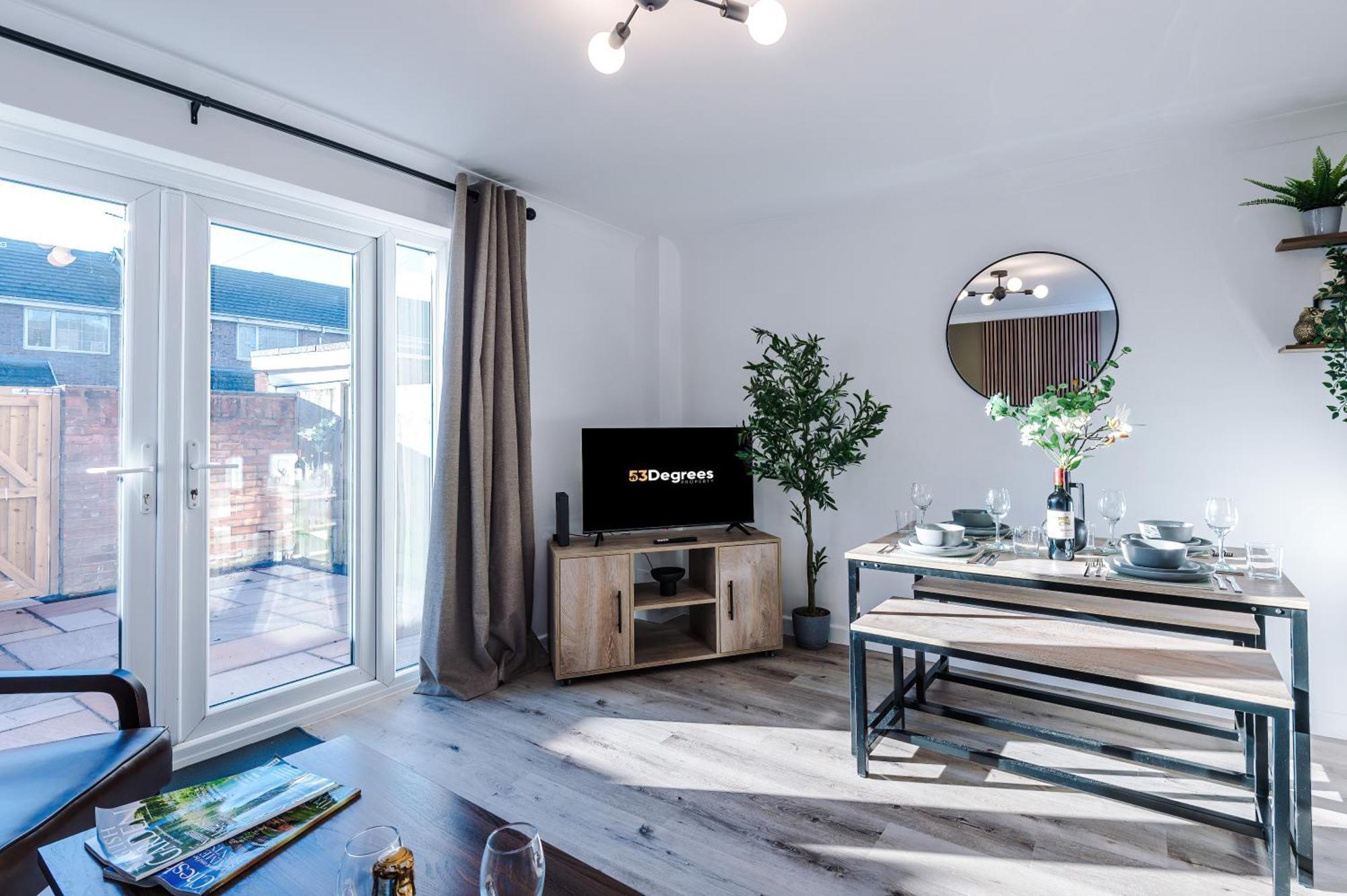 Lovely 2 Bed House In By 53 Degrees Property, Ideal For Business, Free Parking! Holiday home