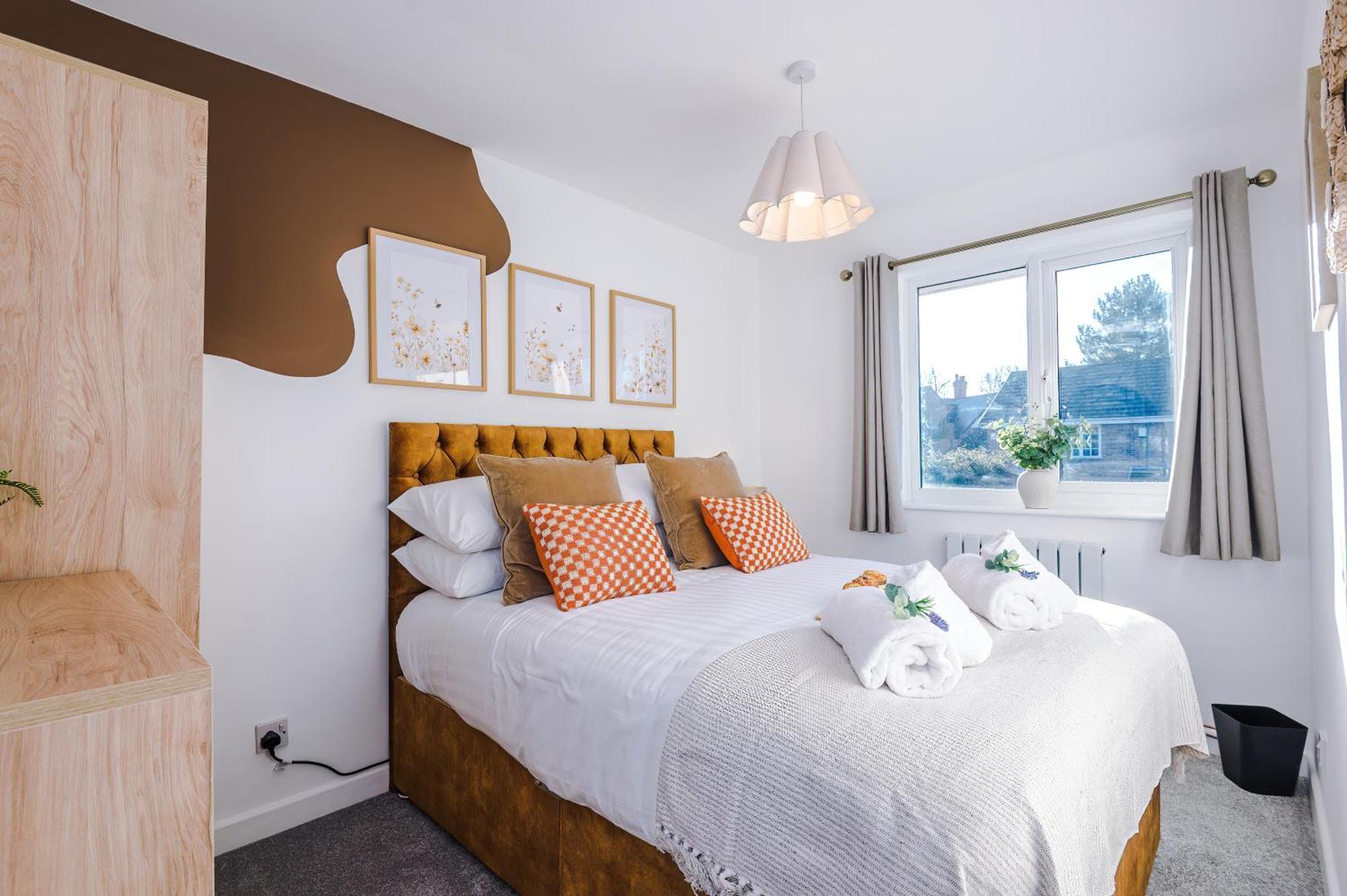 Lovely 2 Bed House In By 53 Degrees Property, Ideal For Business, Free Parking! Holiday home *