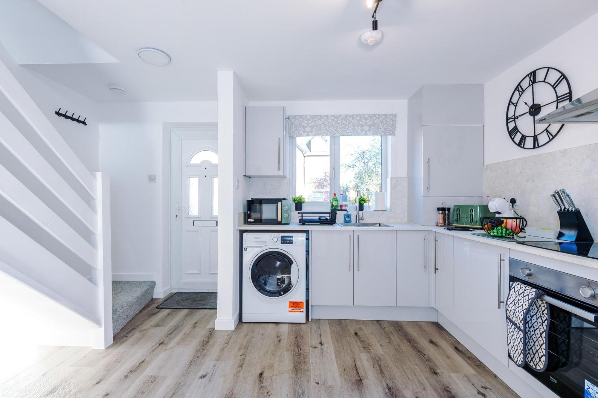 Holiday home Lovely 2 Bed House In By 53 Degrees Property, Ideal For Business, Free Parking! *