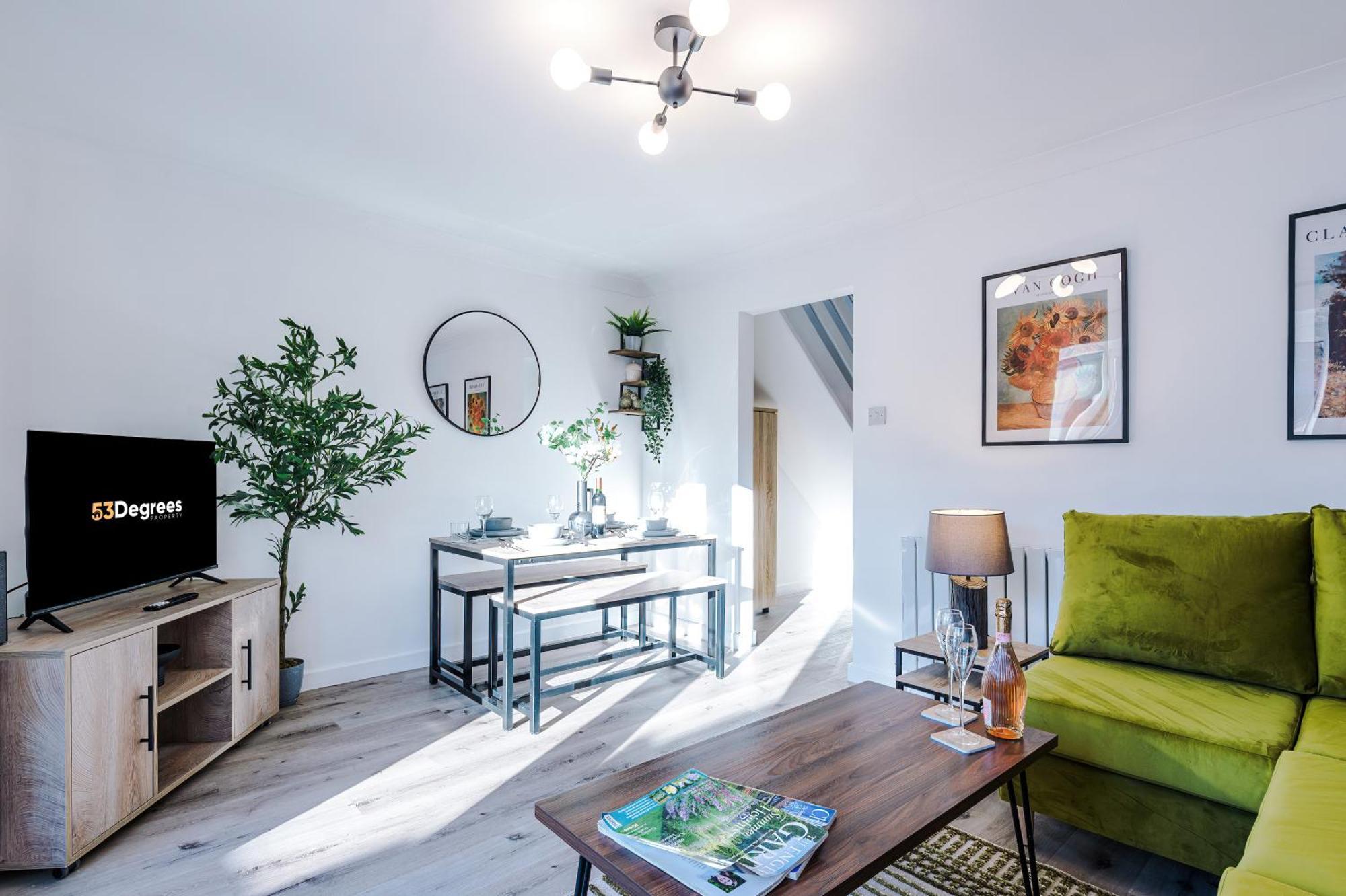 Lovely 2 Bed House In By 53 Degrees Property, Ideal For Business, Free Parking!