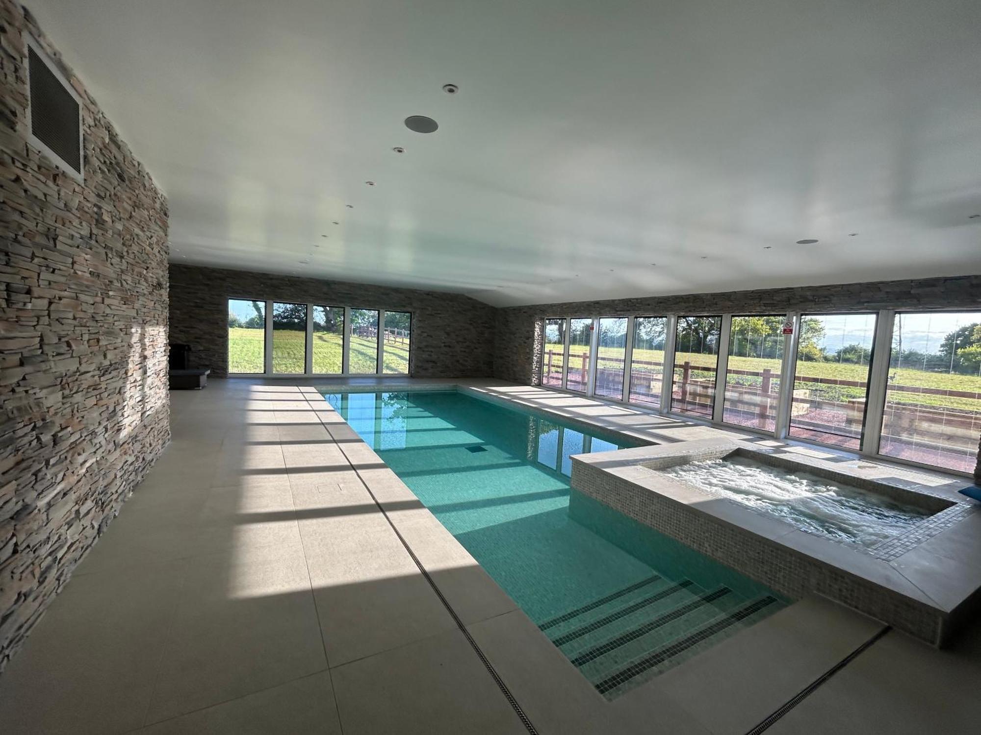 Four Bedroom House With Private Pool - Stunning Countryside Location With Parking Close To Centre Holiday home *
