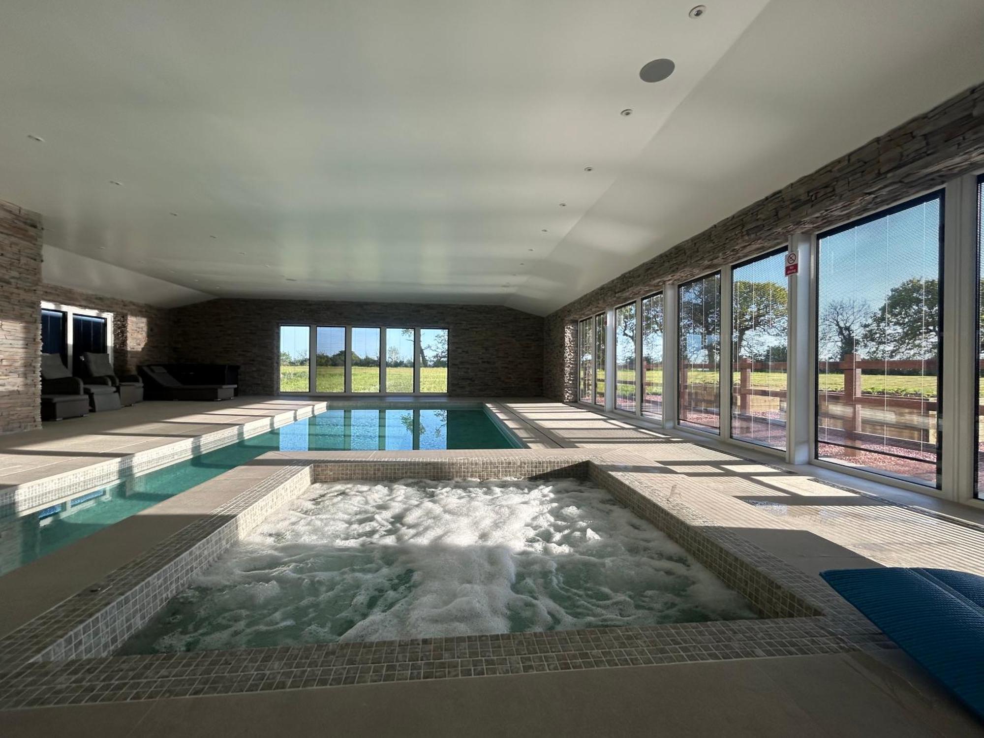 Four Bedroom House With Private Pool - Stunning Countryside Location With Parking Close To Centre *