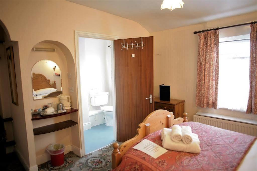Hamilton Court Hotel 4*
