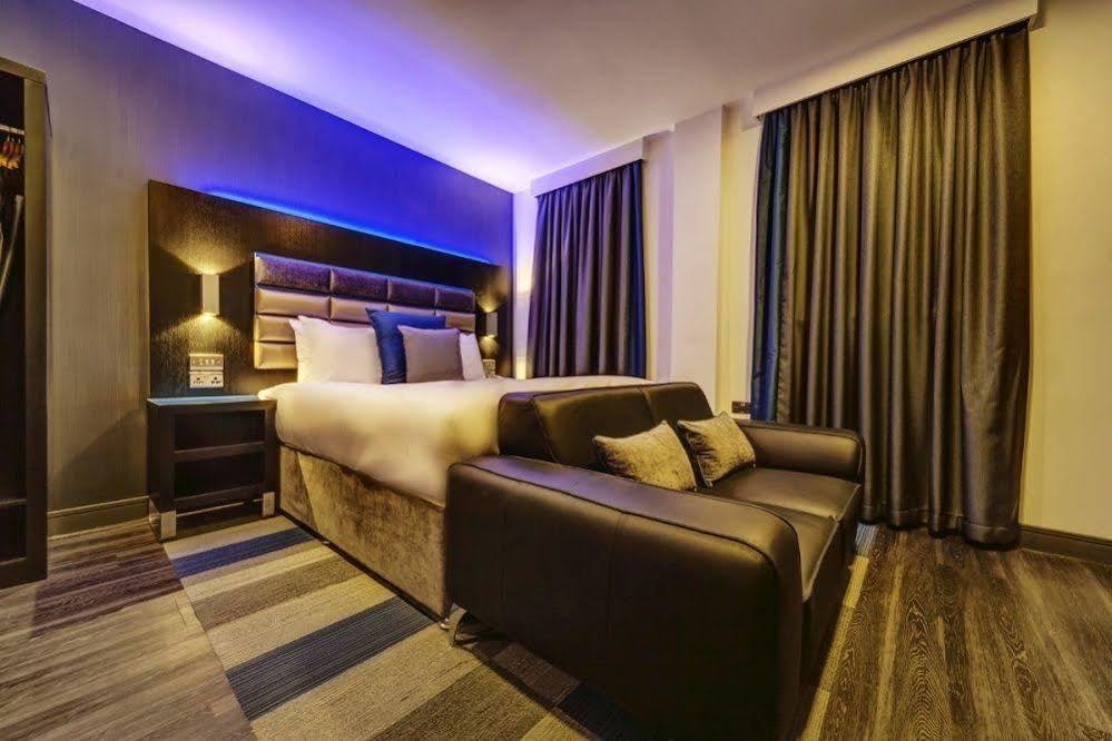 Roomzzz Aparthotel