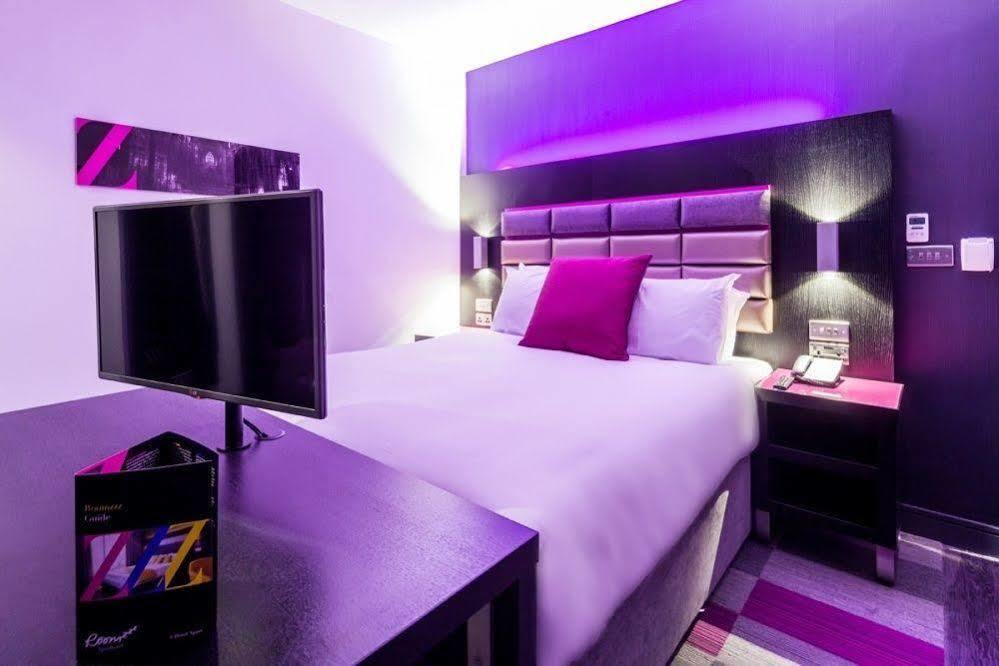 Roomzzz Aparthotel 4*