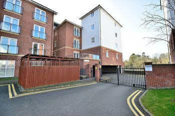 Racecourse Serviced 4* Chester