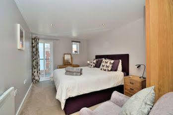 Racecourse Serviced Hotel