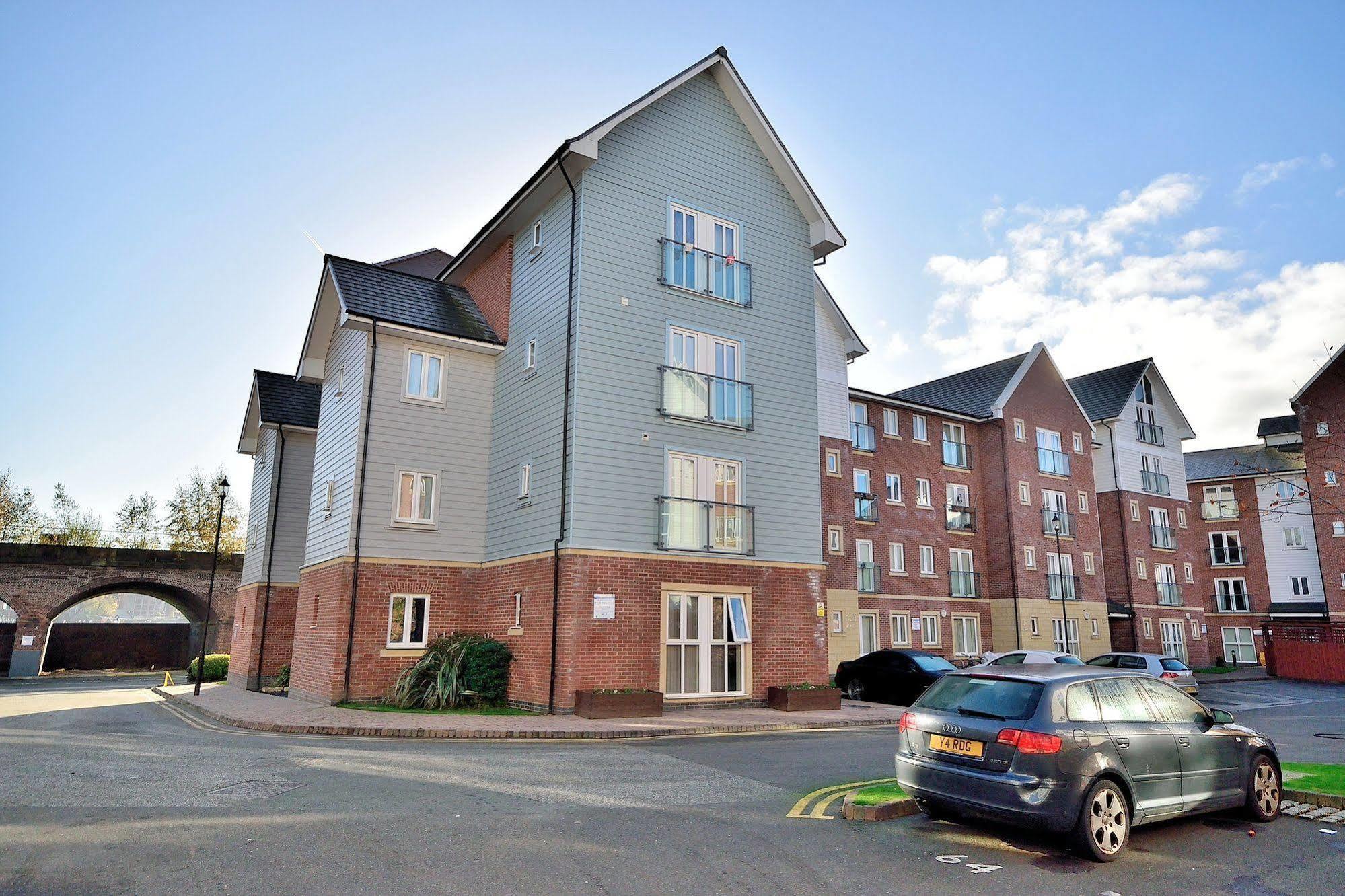 Racecourse Serviced Hotel
