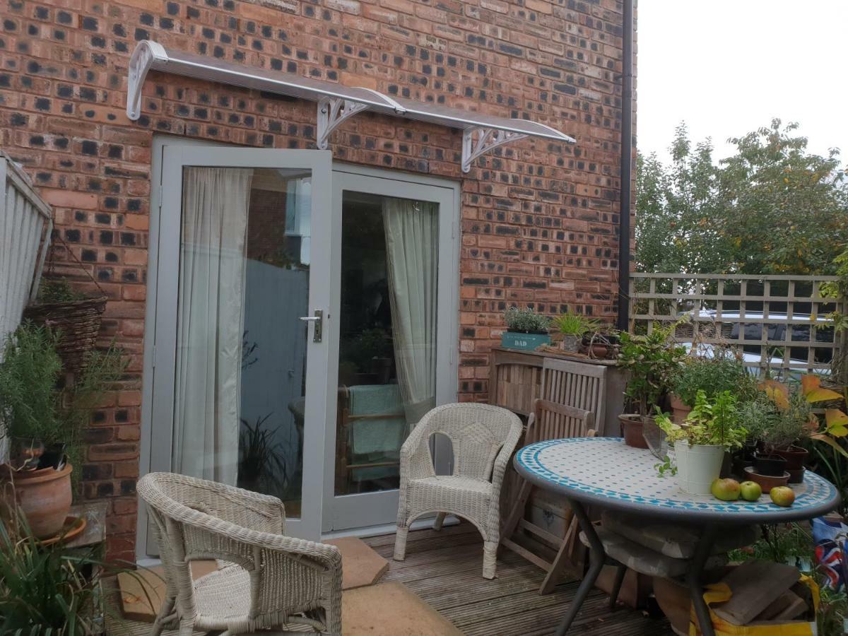 The Garden Room, Pets, Fridge Tv Chester