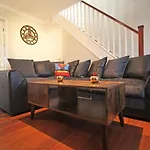 The Barwoods - Modern Spacious Home In Chester - Parking