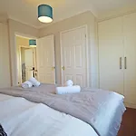 The Barwoods - Modern Spacious Home In Chester - Parking