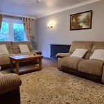 Spacious, 5 Bed House For 9 In Chester