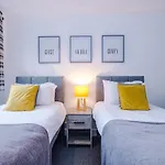 Spacious 3-Bed House In Chester By 53 Degrees Property, Ideal For Families & Professionals, Free Parking - Sleeps 7