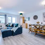 Spacious 3-Bed House In Chester By 53 Degrees Property, Ideal For Families & Professionals, Free Parking - Sleeps 7