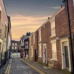 Chester City Centre Town House