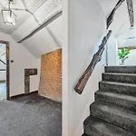 Quirky Retreats - Chester Rose