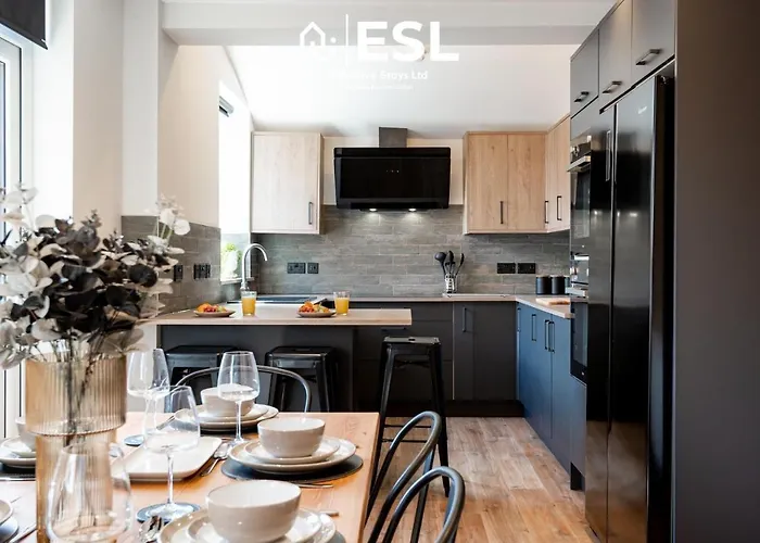 Central 5 Bedroom Townhouse Perfectly Located 2 Mins Walk From The Train Station