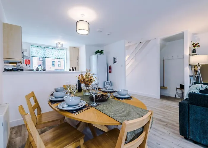 Spacious 3-Bed House In Chester By 53 Degrees Property, Ideal For Families & Professionals, Free Parking - Sleeps 7