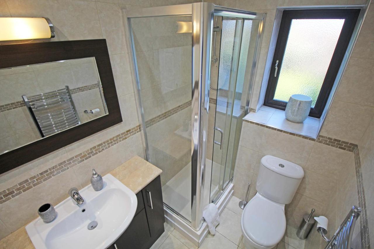 The Barwoods - Modern Spacious In - Parking Holiday home *