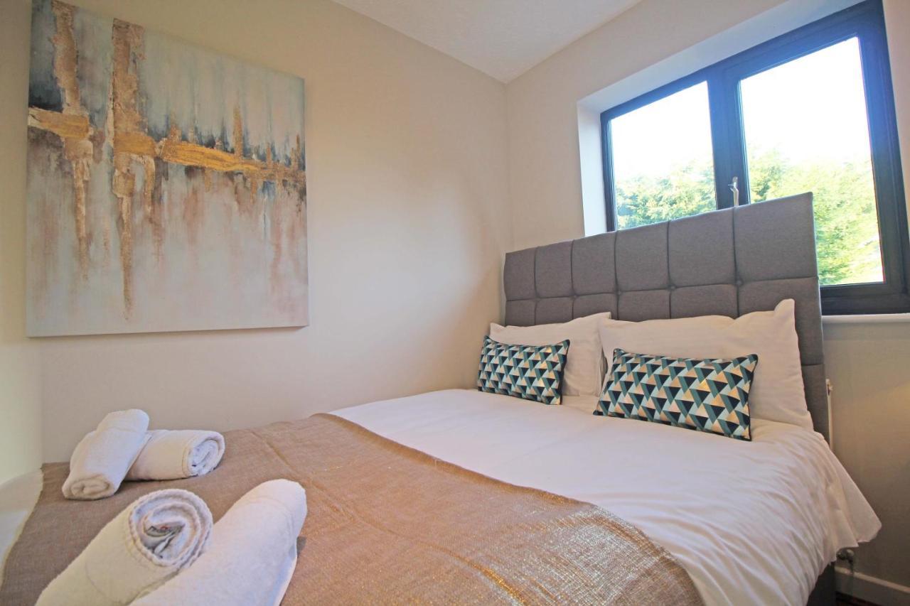 The Barwoods - Modern Spacious In - Parking Holiday home *