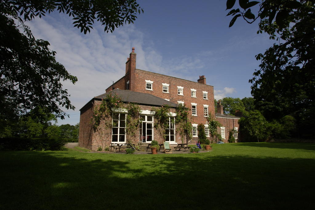 Guest house Trafford Hall 3*