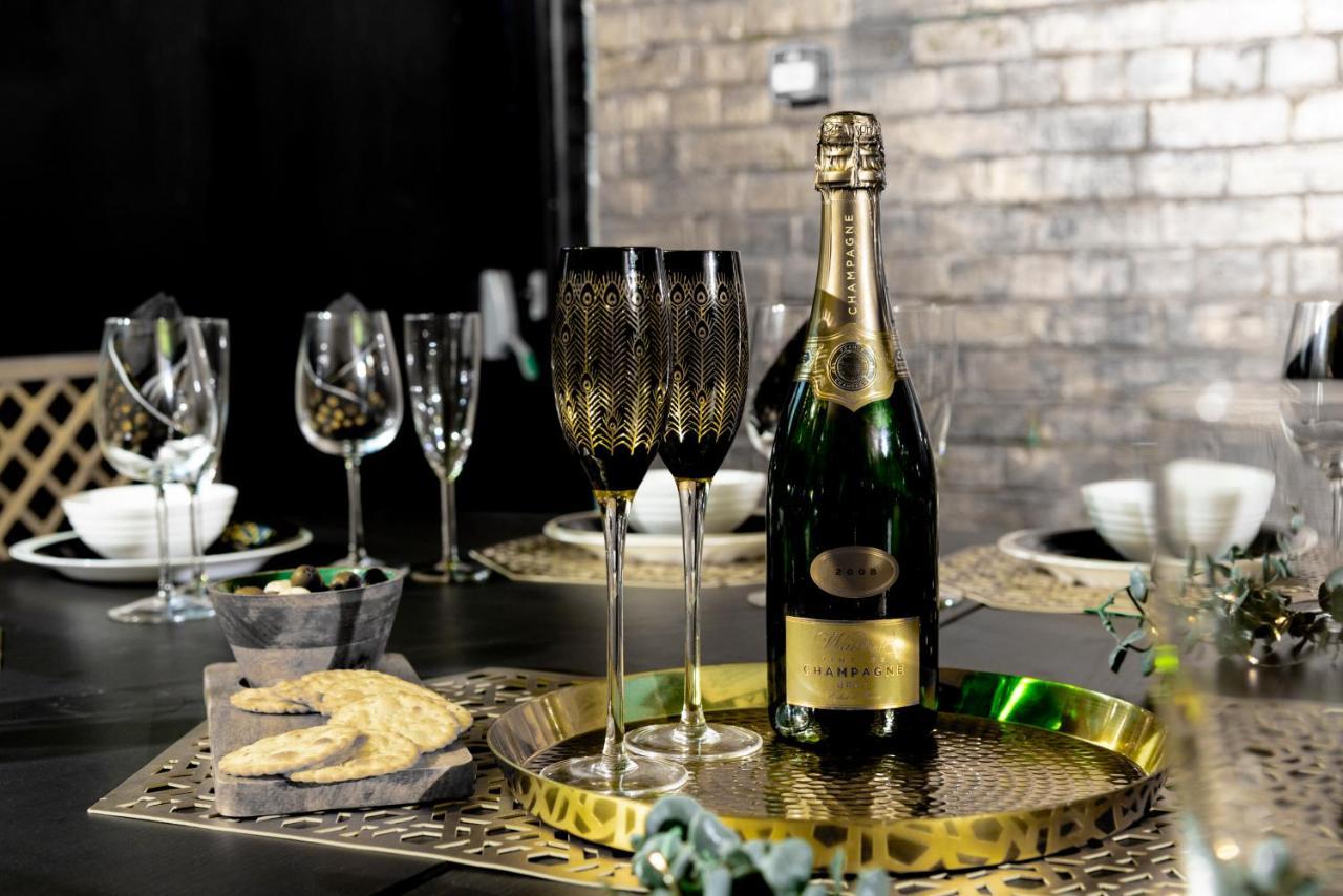 The Tudor Gathering - Events Groups - Up To 30 - Hot Tub Apartment Chester