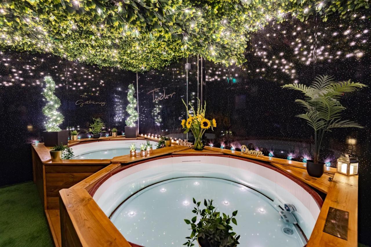 The Tudor Gathering - Events Groups - Up To 30 - Hot Tub Apartment