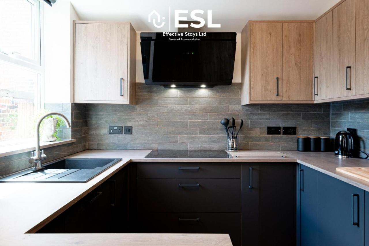 5 Bedroom Townhouse Perfectly Located 2 Mins Walk From The Train Station *