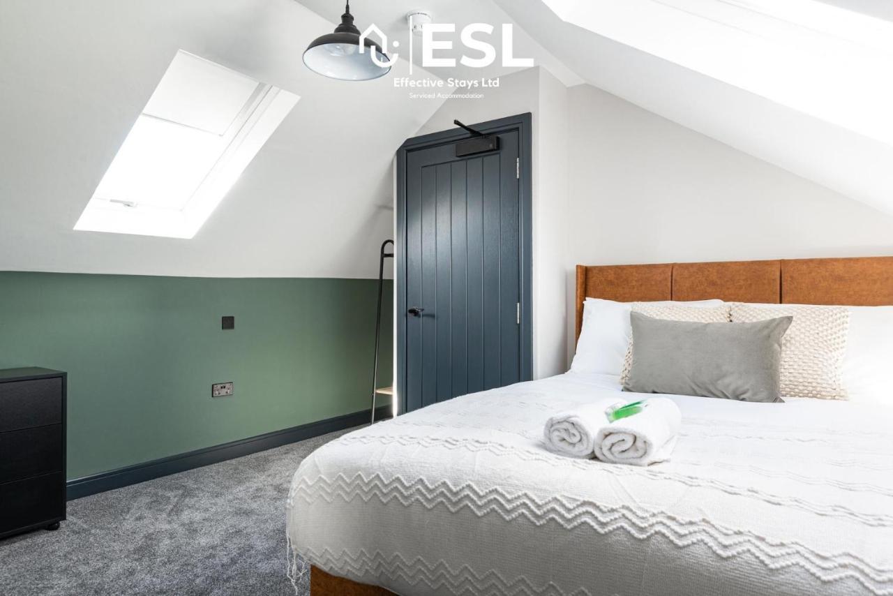 5 Bedroom Townhouse Perfectly Located 2 Mins Walk From The Train Station