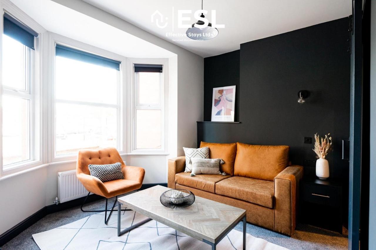 5 Bedroom Townhouse Perfectly Located 2 Mins Walk From The Train Station *