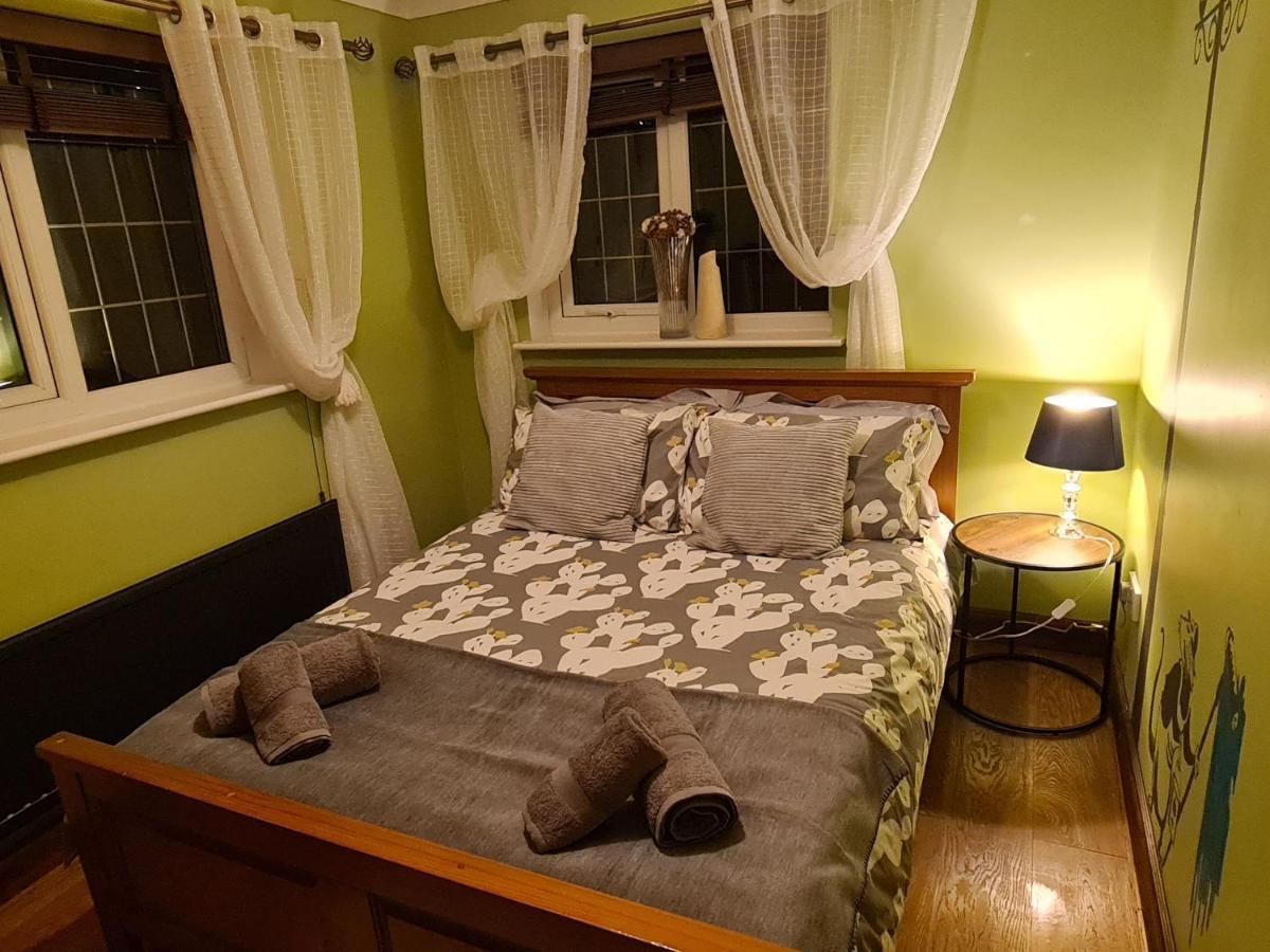 Spacious, 5 Bed House For 9 In Villa Chester