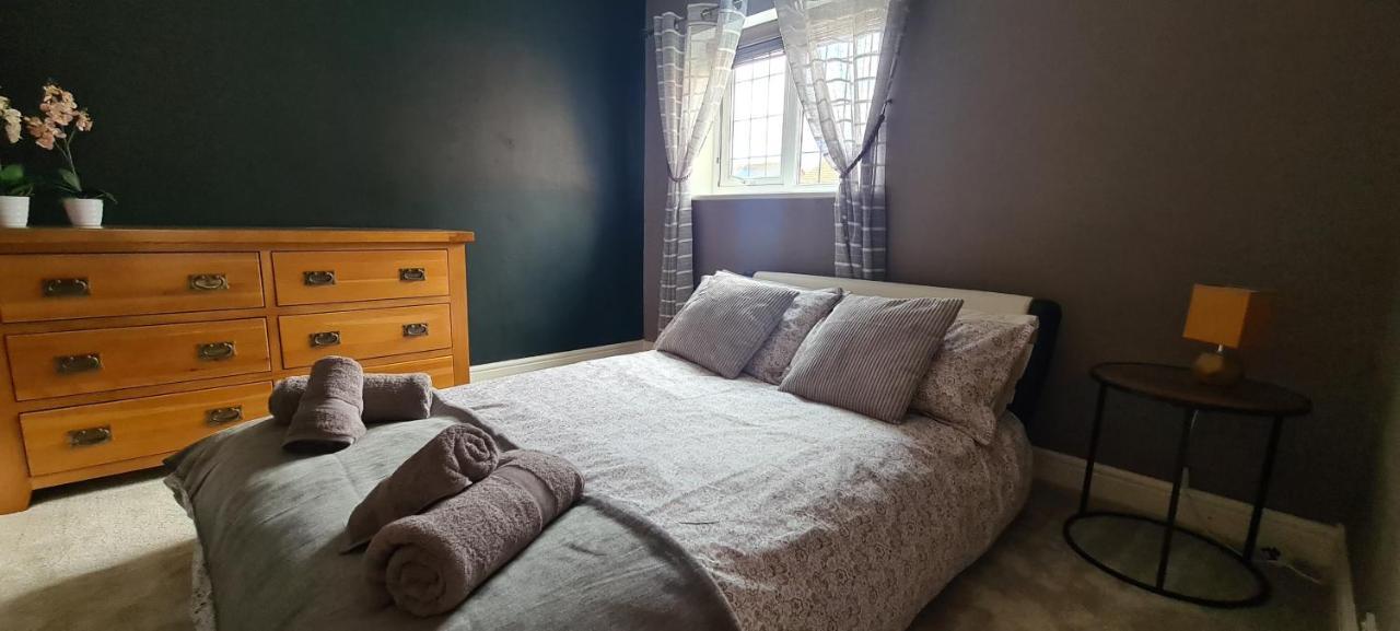 Spacious, 5 Bed House For 9 In Villa *