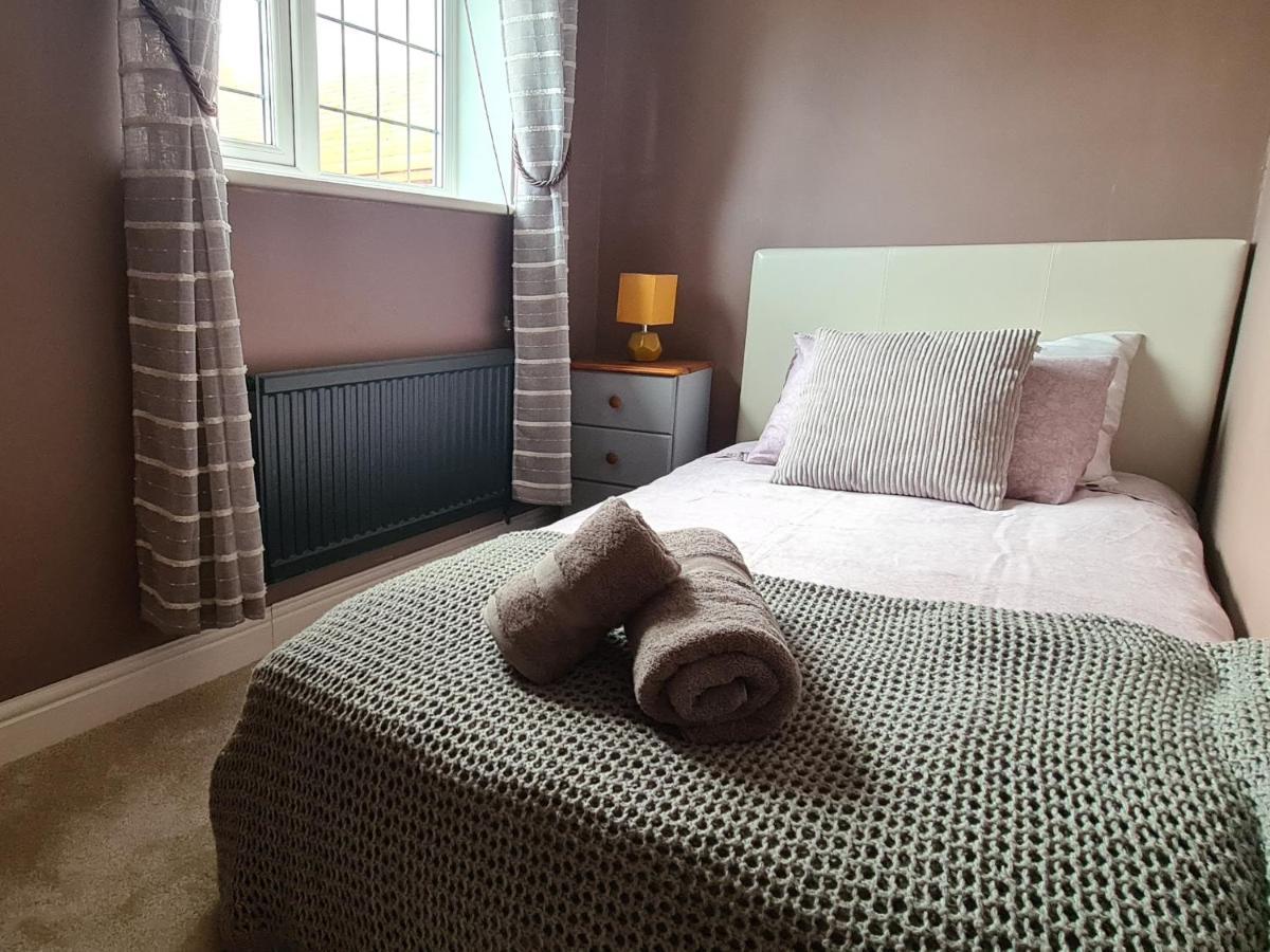 Villa Spacious, 5 Bed House For 9 In *