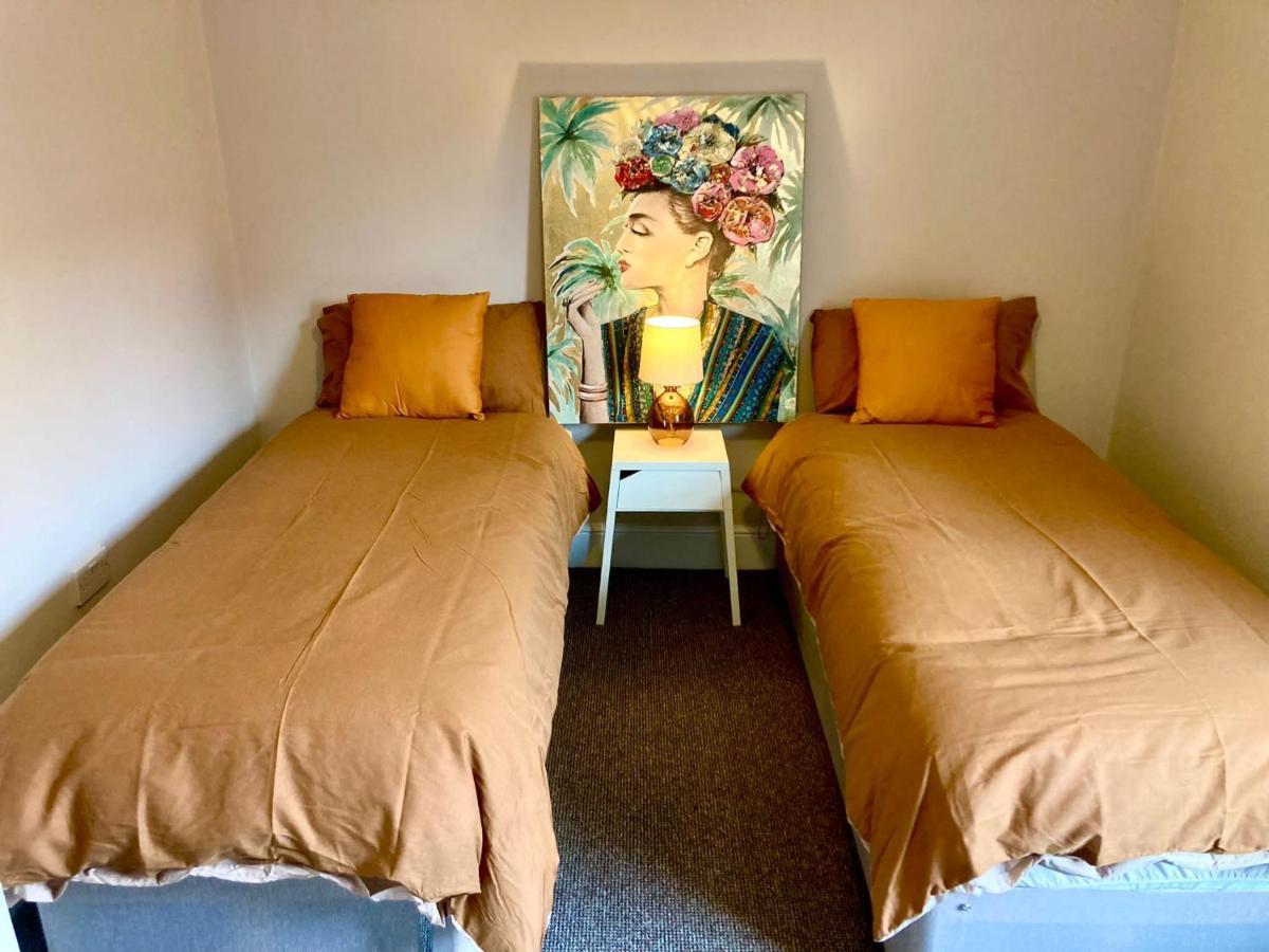 Holiday home Beautiful, 3 Bedroom Terrace, 2 Minutes Walk From Train Station. *