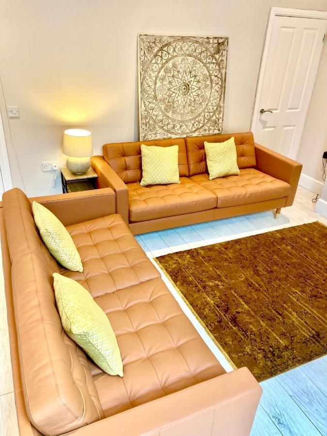 Beautiful, 3 Bedroom Terrace, 2 Minutes Walk From Train Station. Holiday home *
