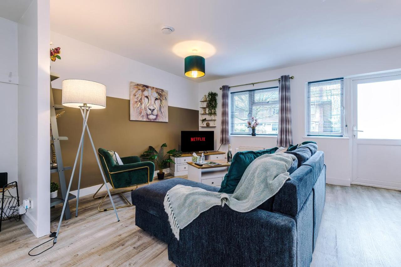 Family Haven: 3-bed House With Free Parking Holiday home *