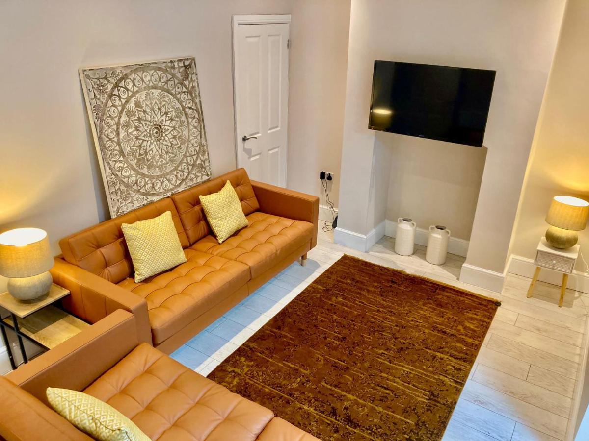 Beautiful, 3 Bedroom Terrace, 2 Minutes Walk From Train Station. Holiday home *