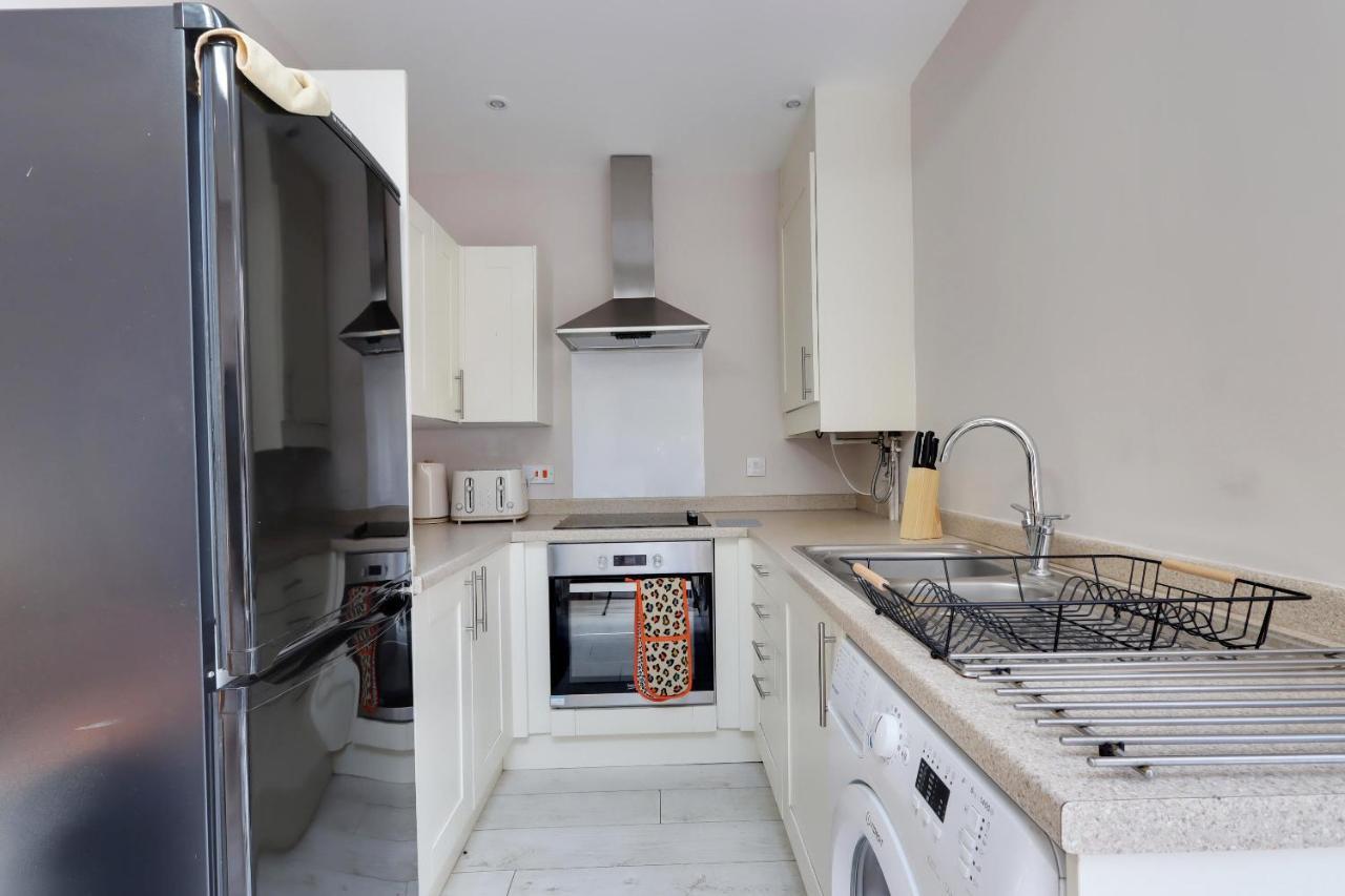 Beautiful, 3 Bedroom Terrace, 2 Minutes Walk From Train Station. Holiday home