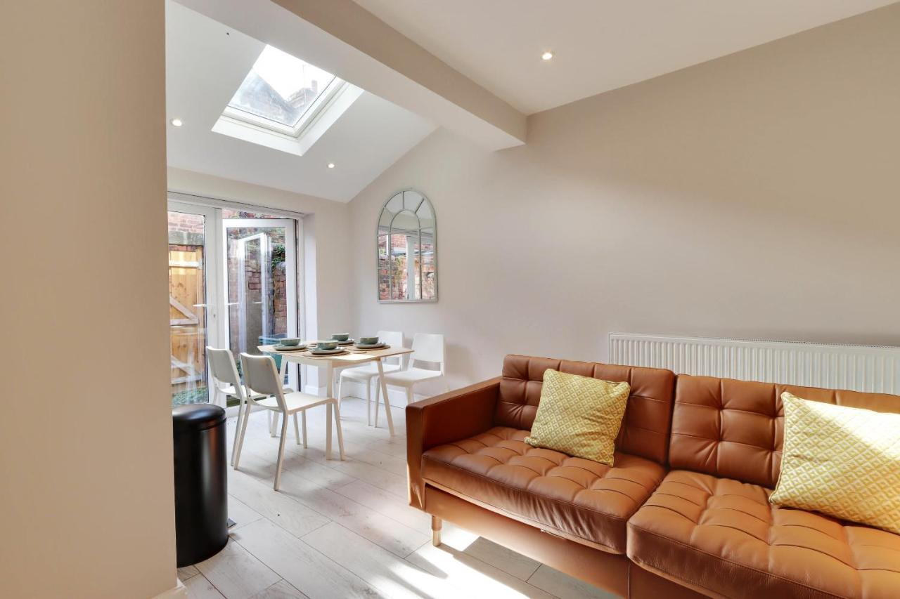 Holiday home Beautiful, 3 Bedroom Terrace, 2 Minutes Walk From Train Station.