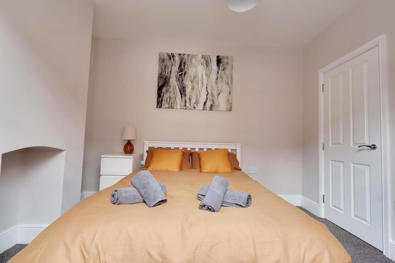 Beautiful, 3 Bedroom Terrace, 2 Minutes Walk From Train Station.