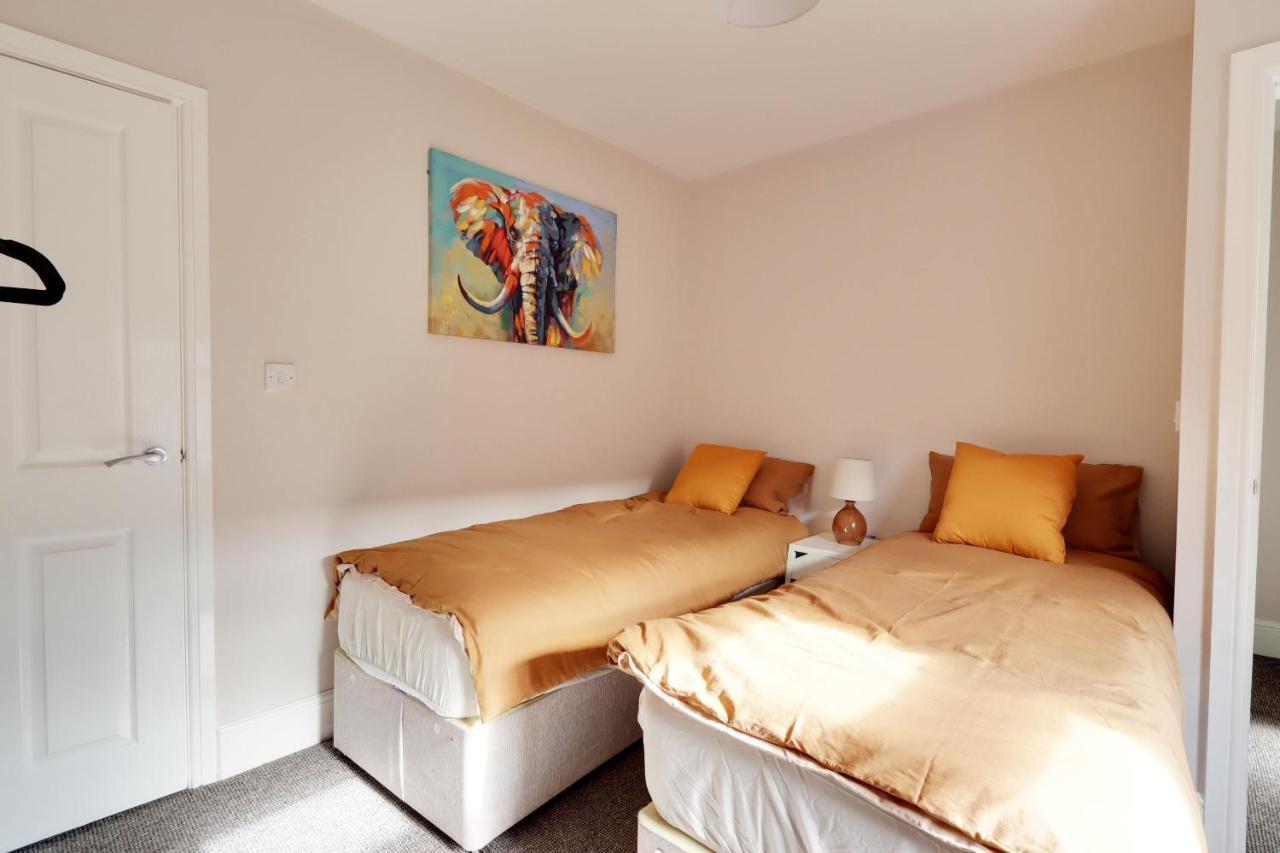 Beautiful, 3 Bedroom Terrace, 2 Minutes Walk From Train Station.
