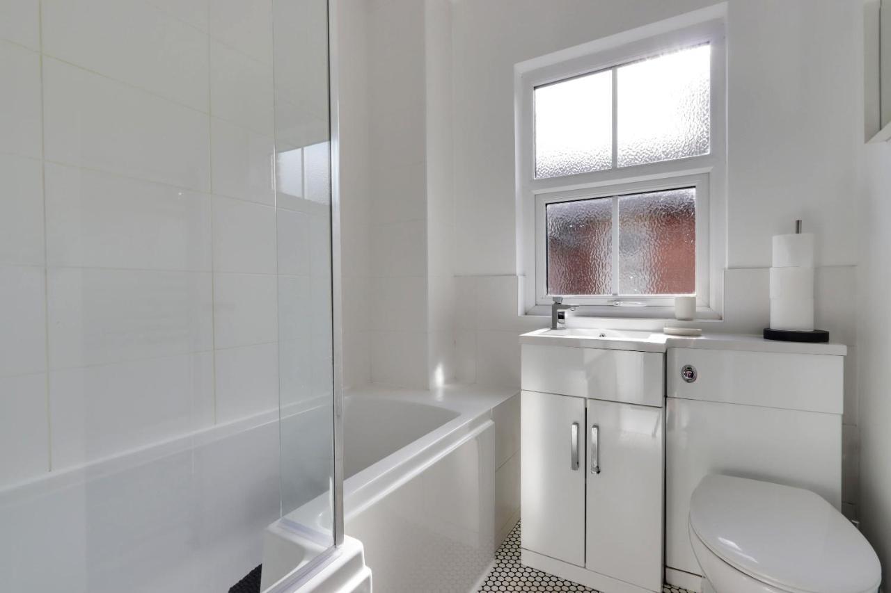 Holiday home Beautiful, 3 Bedroom Terrace, 2 Minutes Walk From Train Station. Chester