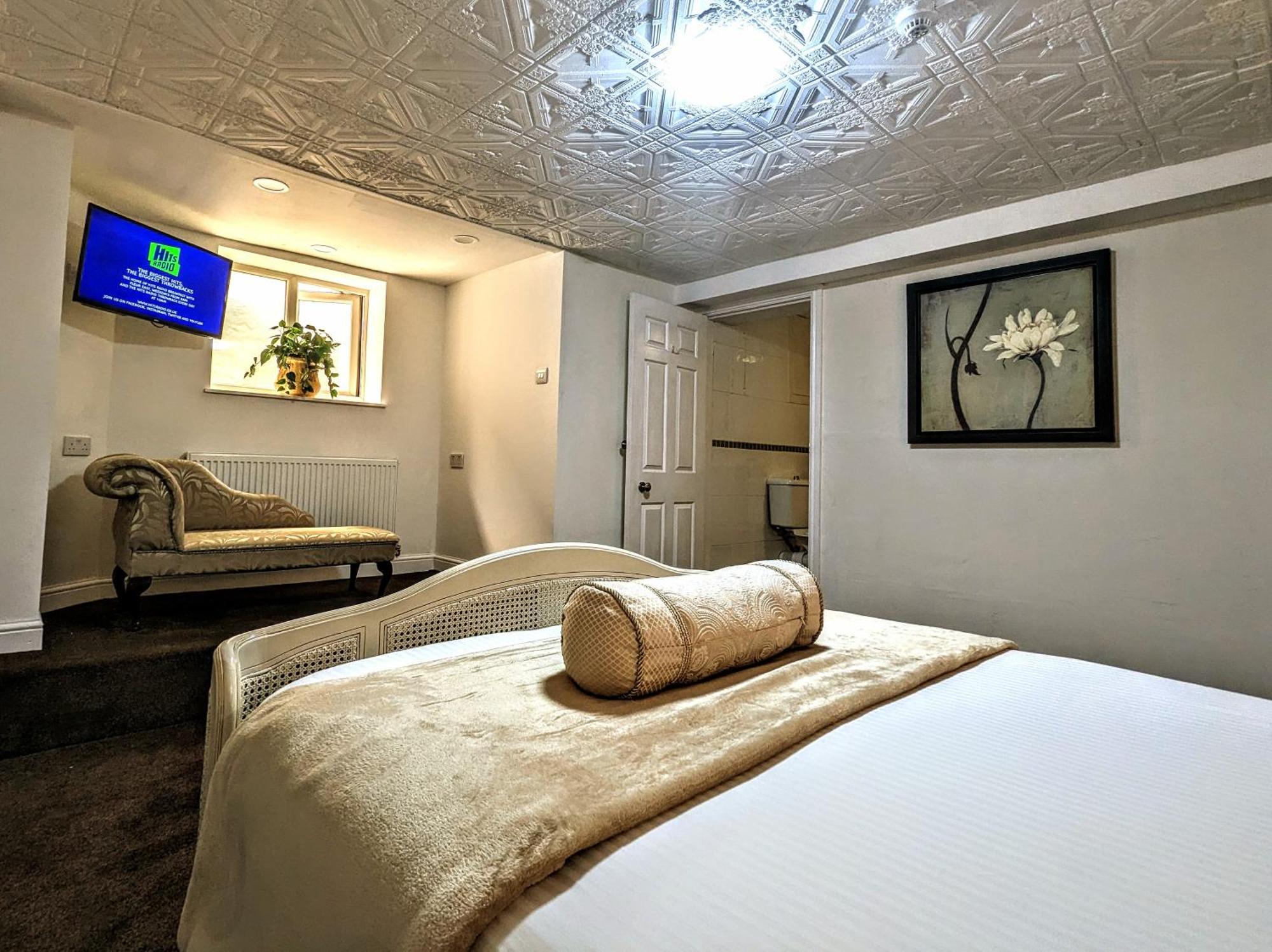 Brookside & Restaurant Hotel