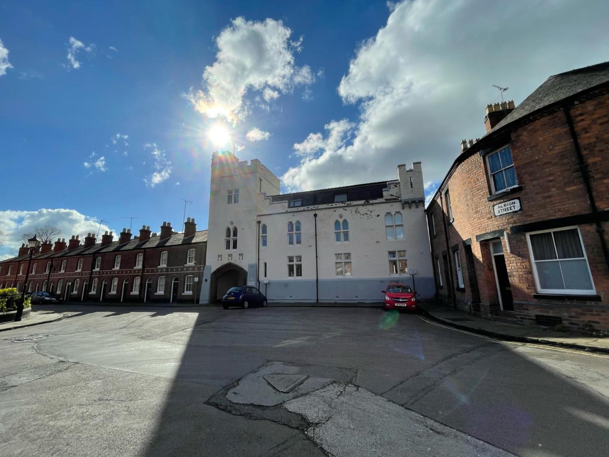 Apartment - Value With Free Parking In The Heart Of *