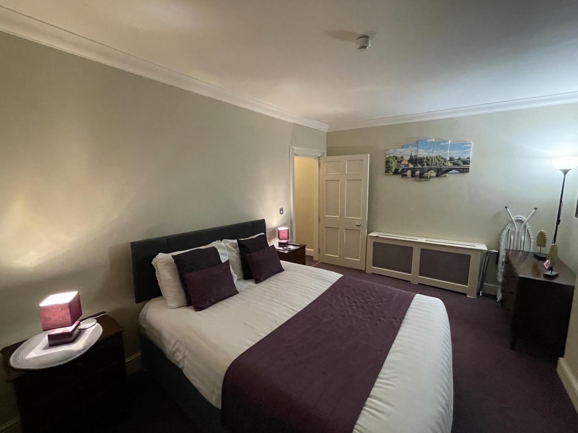 Hotel The Commercial Bar & 3*