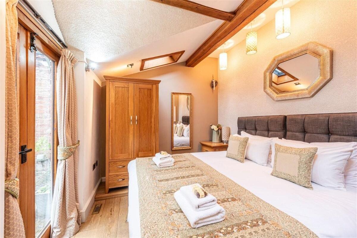Two Bed On Watergate Street By Cheshire Escapes * Chester