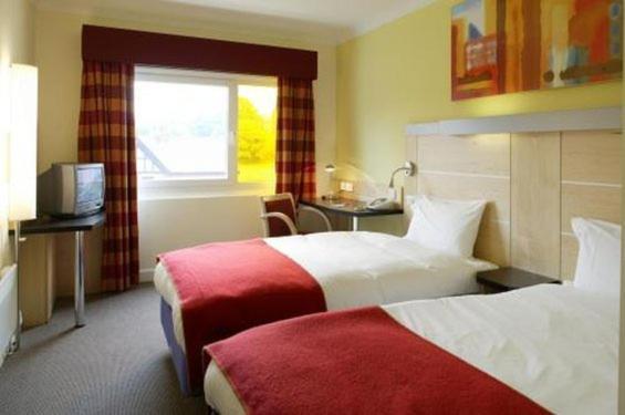 Hotel Express, Racecourse
