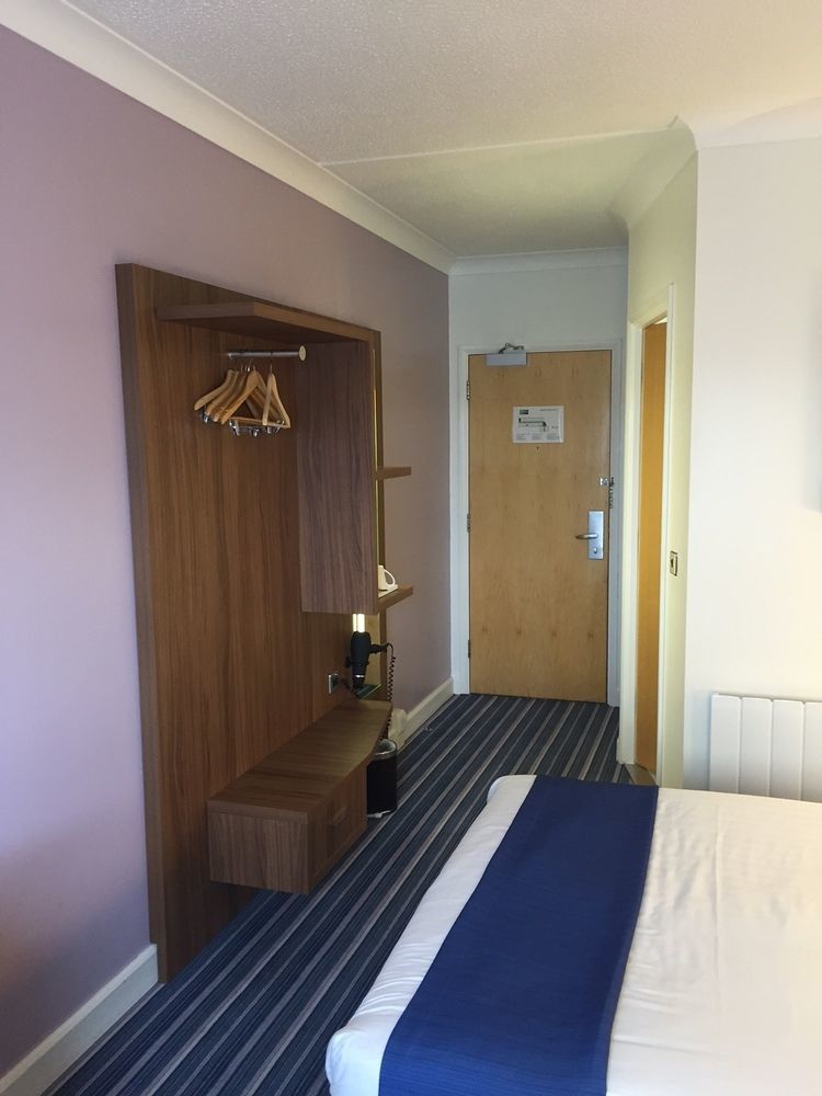 Hotel Express, Racecourse