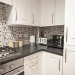 Pet-Friendly 2 Bed Home Near Chester Train Station. For 6 People.