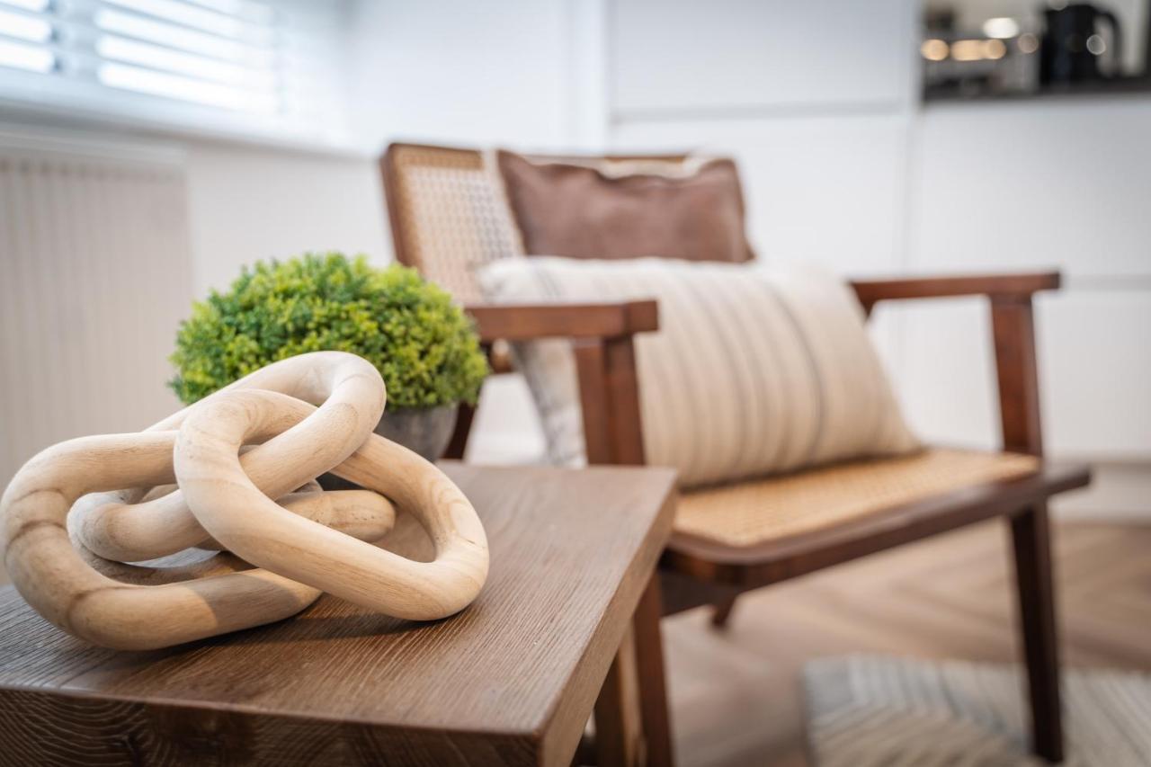 Royal House Stylish - * Chester